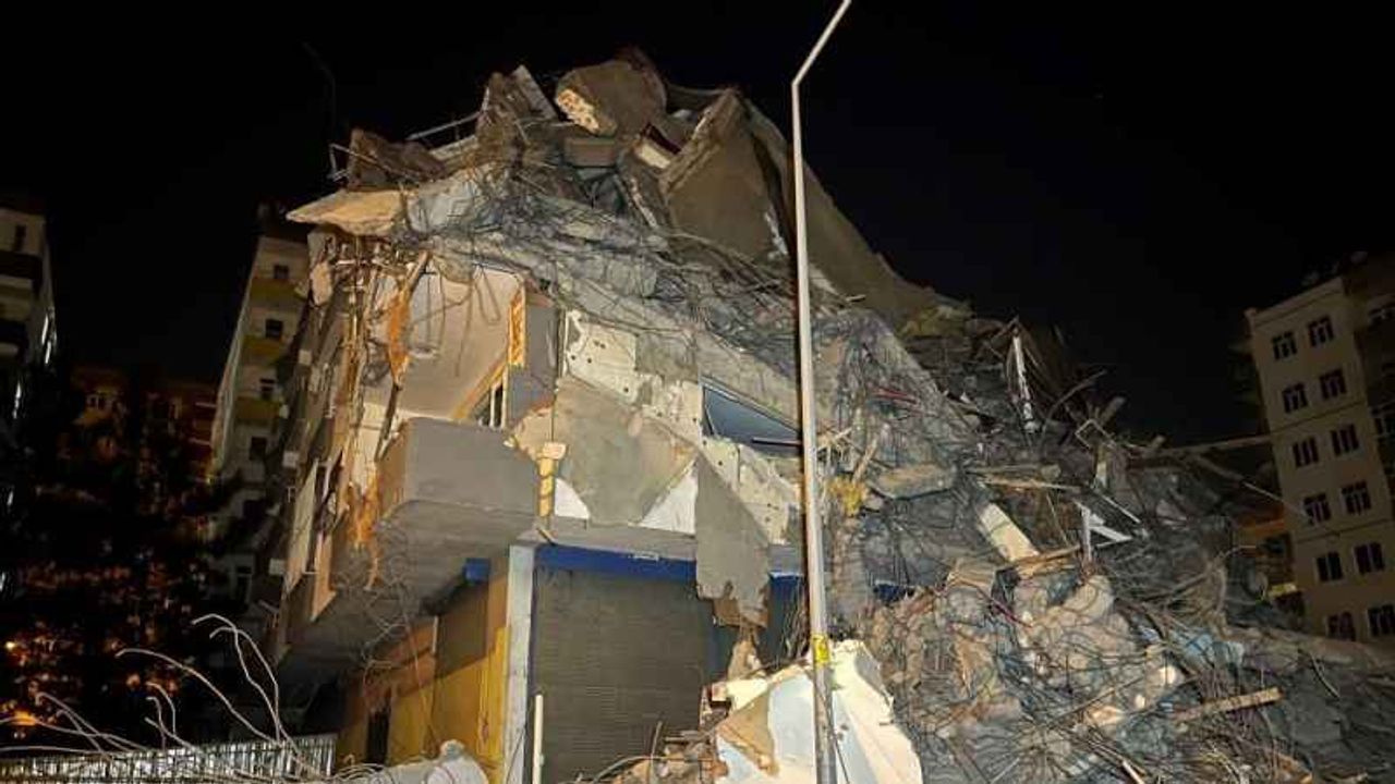 Diyarbakır'da 8 katlı bina çöktü!