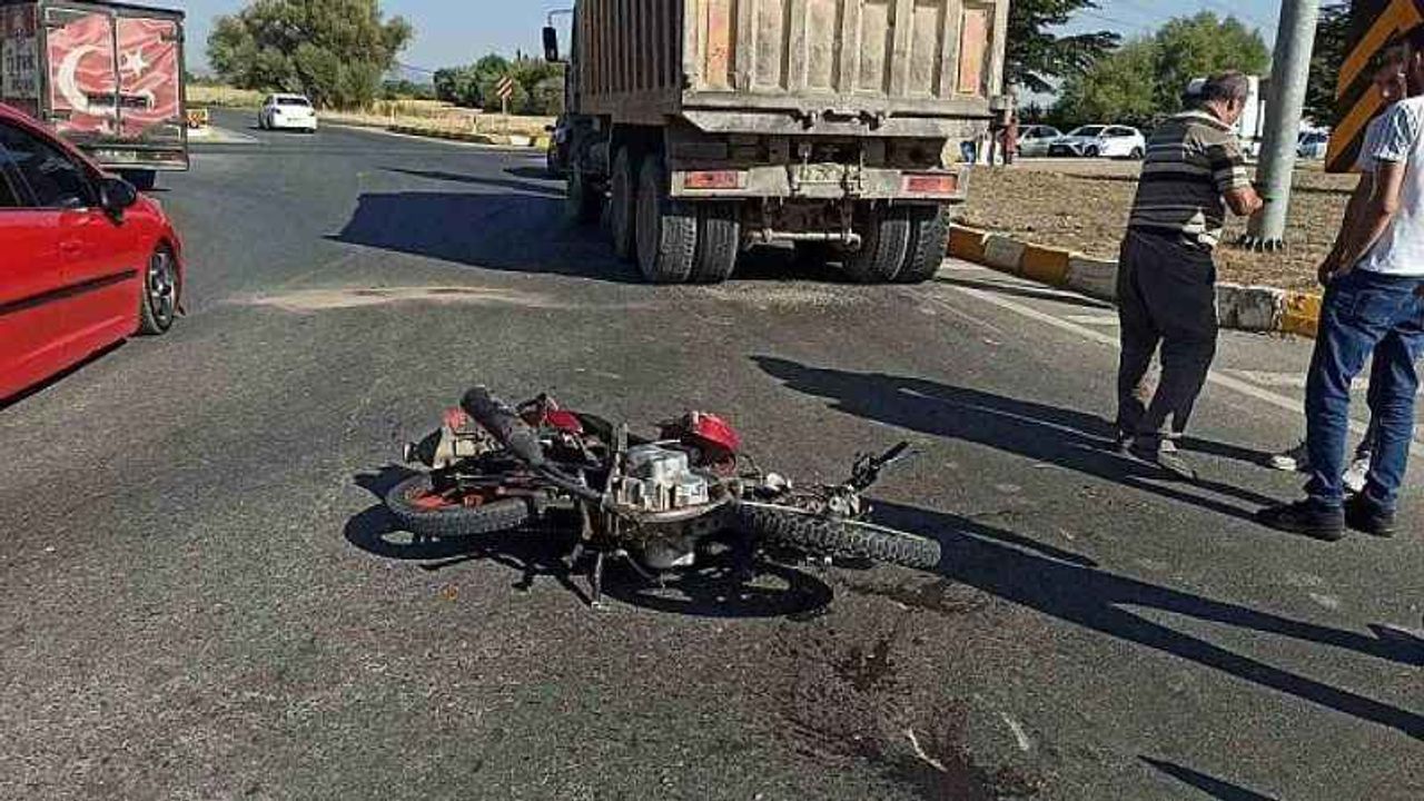 Çöp kamyonuna çarpan motosiklet sürücüsü parçalara ayrıldı!