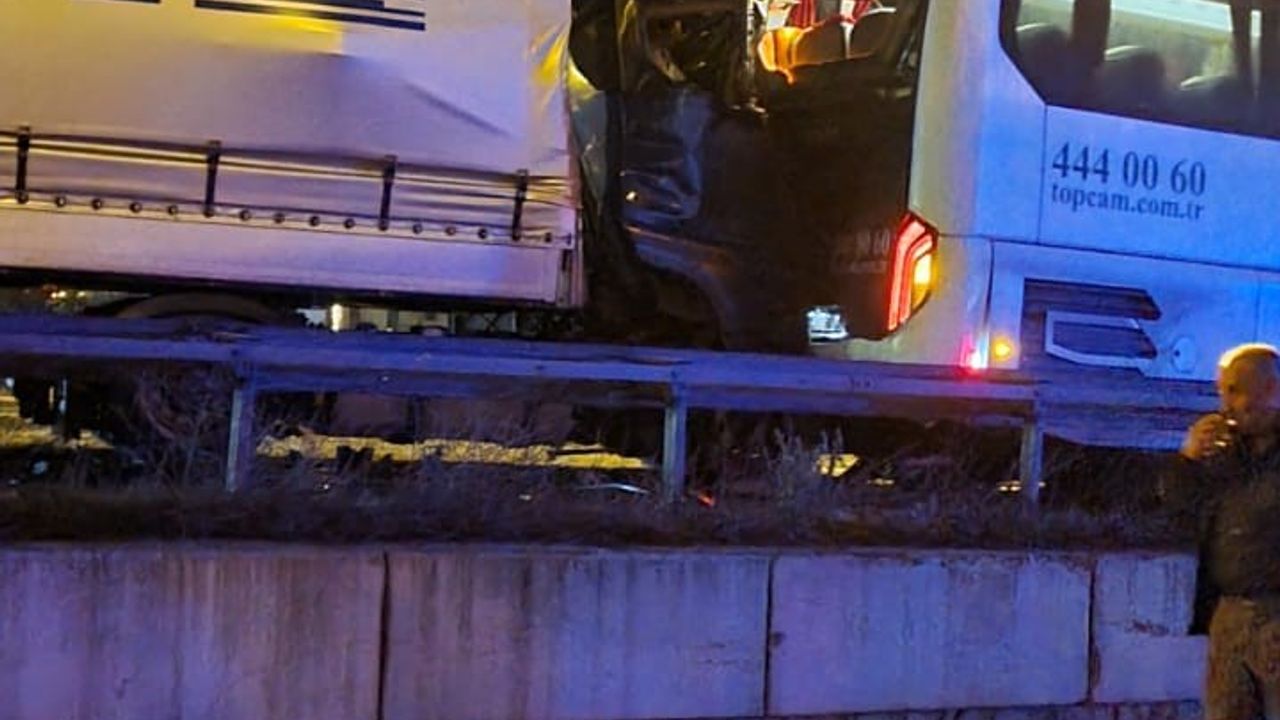 Öğrenci Taşıyan Otobüse Arkadan Tır Çarptı: 18 Yaralı