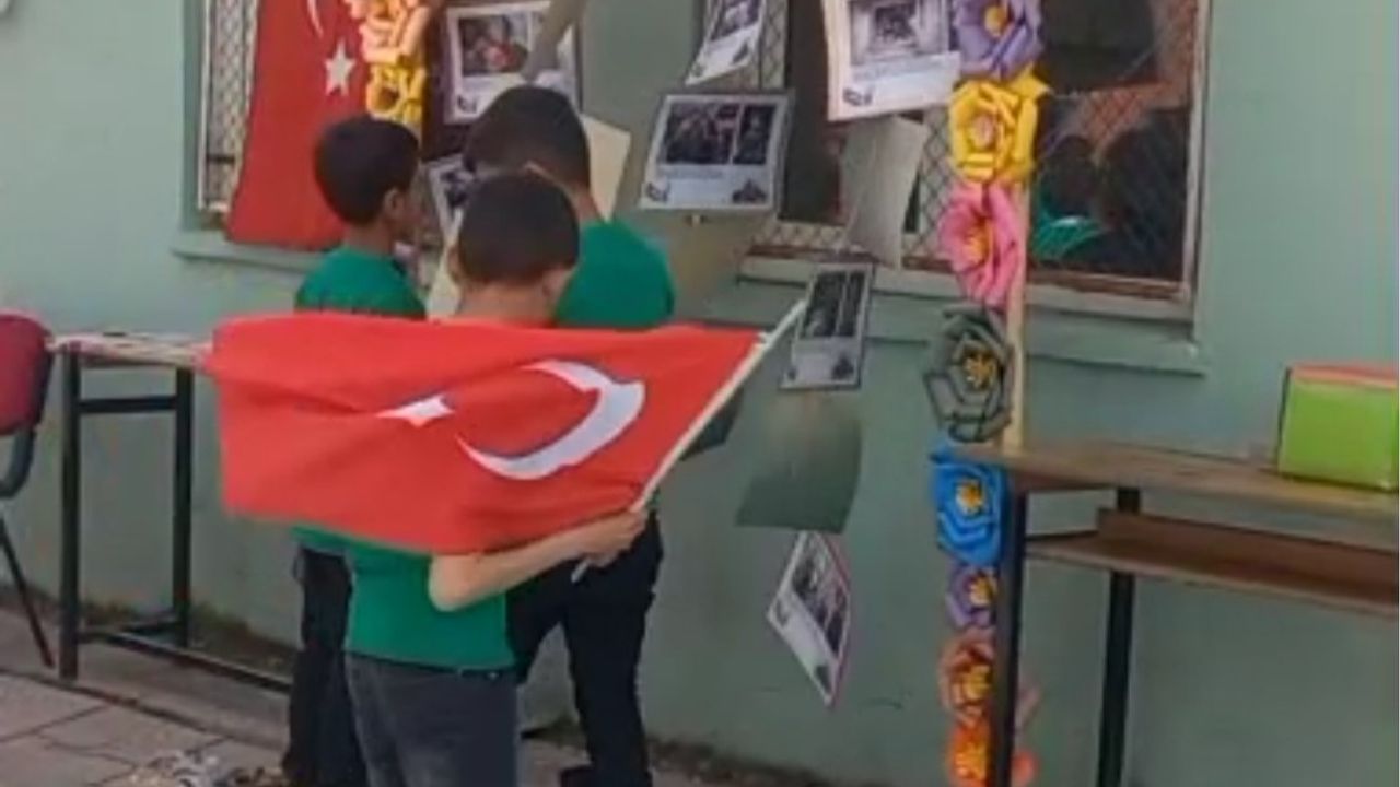 Van Özalp’te 23 Nisan Etkinliklerinde Filistinli Çocuklar Unutulmadı