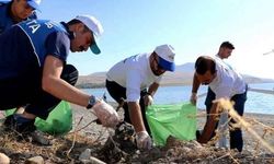 Van’da zabıtalar çöp topladı