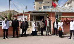 AŞI OLMAK İSTEMEYENLERİ ARAYARAK İKNA EDİYORLAR