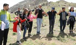 Doğaseverler 3 bin metrede halay çekti