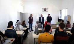 Başkan Akman, Öğrencilere Üniversiteye Hazırlık Kitap Seti Dağıttı