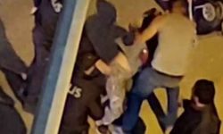 Dayak yediği kocasını vermemek için polise saldırdı