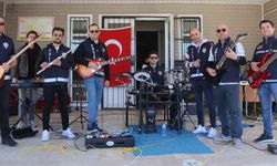 Polislerden oluşan "Hangar" müzik grubu etkinliklerde sahneye çıkıyor