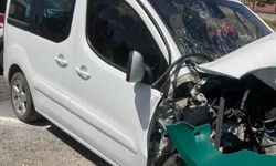 Van'da araç bariyerlere saplandı! Yaralılar var