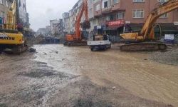 Dere taştı, cadde sular altında kaldı