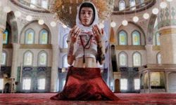 Camide uygunsuz kıyafetlerle çekim yapmışlardı! Gözaltına alındılar