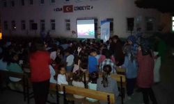 Çocuklar açık havada film izledi