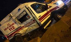 Belediye otobüsü ile Ambulans çarpıştı: 3 yaralı