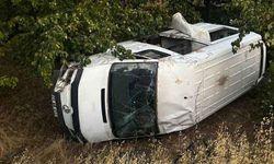 Lastiği patlayan minibüs şarampole uçtu: 3 yaralı!