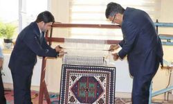 Hakkari Valisi Kursiyerlerle Kilim Kesti!