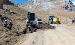 Hakkari'de 3 bin 500 rakımda işçilerin zorlu mesaisi...