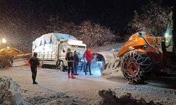 Yoğun kar yağışı nedeni ile Muradiye'de araçlar mahsur kaldı!