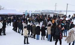 Bitlis’te milli kayakçılardan meşaleli gösteri