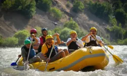 Vali Ali Çelik, Zap Suyu'nda gençlerle rafting yaptı