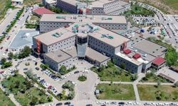 Van Yüzüncü Yıl Üniversitesi Tıp Merkezinde Gölgelik Alan Eksikliği Tepki Çekiyor