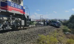 Van'da Tren, otomobili yaklaşık 100 metre sürükledi