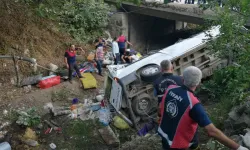 İşçileri taşıyan minibüs devrildi: Ölü ve yaralılar var