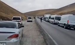 Başkale'de iki tır çarpıştı, yol 2 saat ulaşıma kapandı