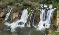 Muradiye Şelalesi Ziyaretçi Akınına Uğruyor