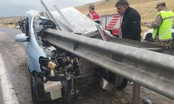 Van'da bariyere saplanan otomobilden mucize kurtuluş