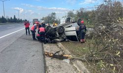 Otoyolda kontrolden çıkan araç 3 ağacı biçti: 2 yaralı