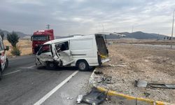 Afyonkarahisar’da Minibüs Refüje Çarptı: 6 Yaralı