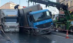 Sanayi mahallesinde yol çöktü, 2 kamyon çukura düştü