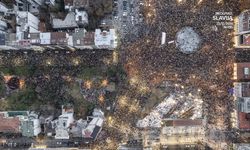 Belgrad'da on binlerce kişi hükümeti protesto etti