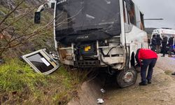 Yağışlı Havada Servis Aracı Devrildi: 4'ü Ağır 26 Yaralı