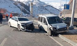 Hakkari'nin Yüksekova ilçesinde trafik kazası: 2 yaralı