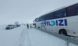 Kar Yağışı Nedeniyle Otobüs ve Araç Kanala Düştü