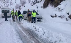 Bitlis'te Yolda Mahsur Kalan Aileye Jandarma Ulaştı!