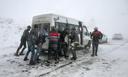 Van'da Yoğun Kar Yağışı: 560 Yerleşim Yerinin Yolu Kapandı