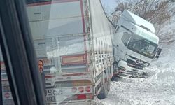 Van-Erciş Karayolu'nda Kaza: Tır Devrildi, Trafik Geçici Olarak Kapatıldı