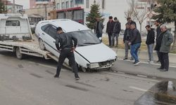 Van'da Otomobil Tıra Çarptı: 1 Kişi Yaralandı