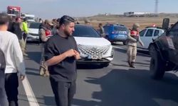 Seyir Halindeki Araç Kurşun Yağmuruna Tutuldu: 2 Yaralı!