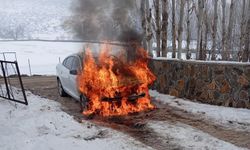 Donan Aracını Ateş Yakarak Çözmeye Çalışan Şahıs Aracını Kül Etti!