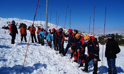 Van’dan Gelen Uzmanlar, Erzincan’da Çığ Tatbikatı Gerçekleştirdi