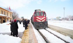 Tatvan yolculuğunda doğa ve tren keyfi bir arada