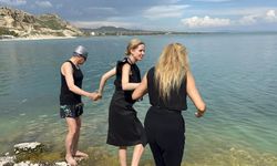 Wilma Elles ve Tuğba Özay Van Gölü’ne Daldı!