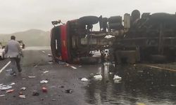 Van-Hakkari Karayolunda Tır Devrildi: 2 Kişi Yaralandı