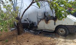 Van Tuşba’da Park Halindeki Minibüs Alev Alev Yandı