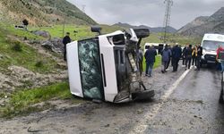 Son Dakika: Hakkari-Van Yolunda Öğrenci Servisi Devrildi: 7 Öğrenci Hastaneye Kaldırıldı