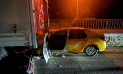Demir Boru Yüklü Kamyonete Çarpan Taksi Sürücüsü Hayatını Kaybetti