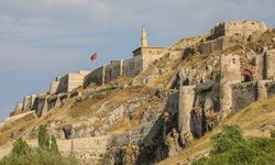 Van Kalesi'nden düşen yaşlı kadın kurtarıldı