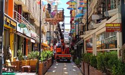Van Şemsiyeli Sokak esnafı kendi sokağını kendi yeniledi