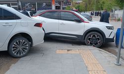 Van’da lüks araç sahibi engelli rampasını işgal etti